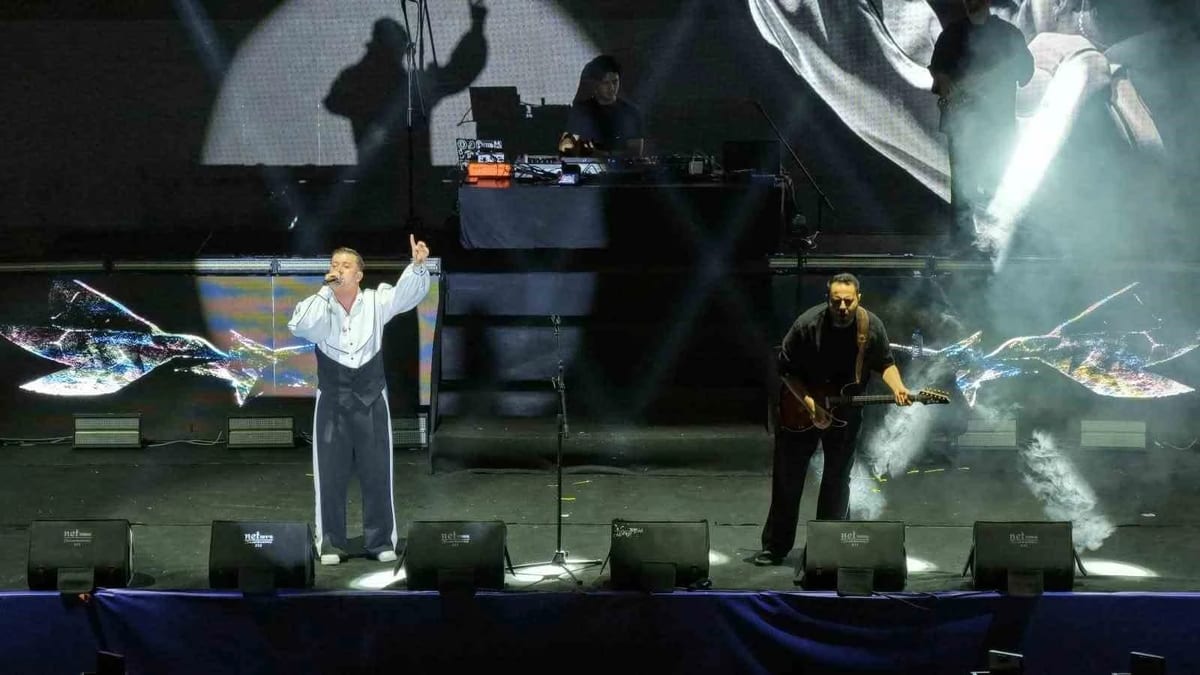 AYDIN'IN DÜŞMAN İŞGALİNDEN KURTULUŞUNUN 104. YIL DÖNÜMÜ, ATATÜRK KENT MEYDANI'NDA DÜZENLENEN KONSERLE COŞKUYLA KUTLANDI. ON BİNLERCE AYDINLI ELLERİNDE TÜRK BAYRAKLARIYLA KURTULUŞ COŞKUSUNA ORTAK OLURKEN, SEVİLEN SANATÇI POİZİ SESLENDİRDİĞİ ŞARKILARLA GECEYE RENK KATTI.