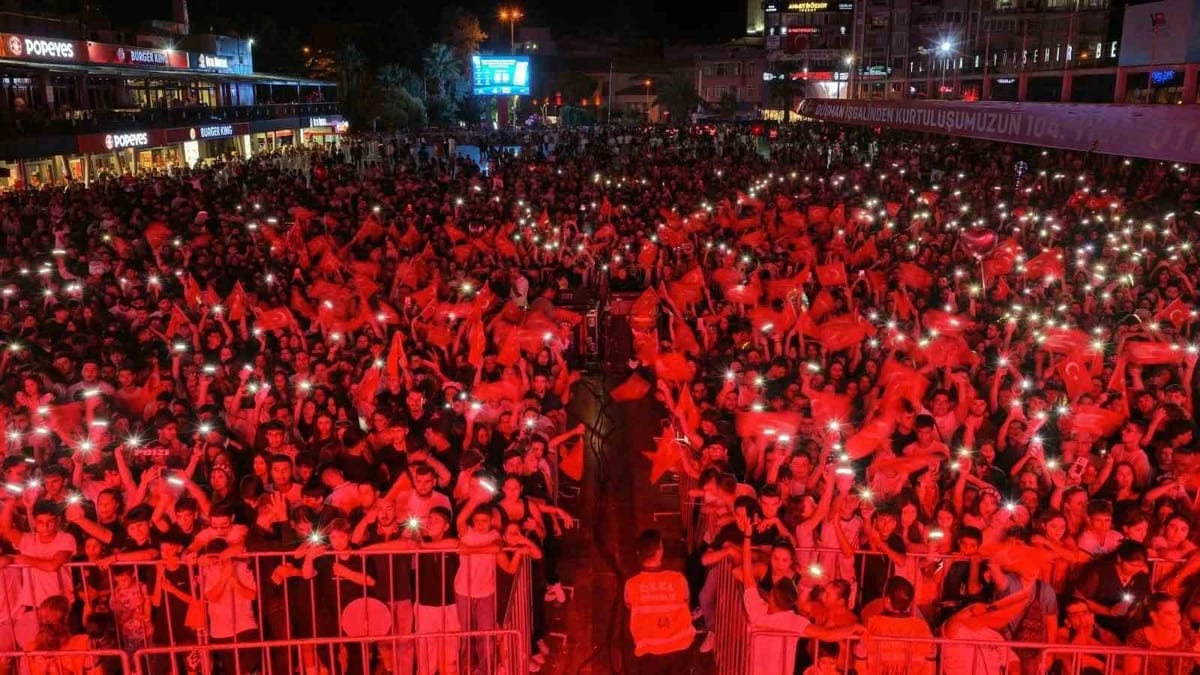AYDIN'IN DÜŞMAN İŞGALİNDEN KURTULUŞUNUN 104. YIL DÖNÜMÜ, ATATÜRK KENT MEYDANI'NDA DÜZENLENEN KONSERLE COŞKUYLA KUTLANDI. ON BİNLERCE AYDINLI ELLERİNDE TÜRK BAYRAKLARIYLA KURTULUŞ COŞKUSUNA ORTAK OLURKEN, SEVİLEN SANATÇI POİZİ SESLENDİRDİĞİ ŞARKILARLA GECEYE RENK KATTI.