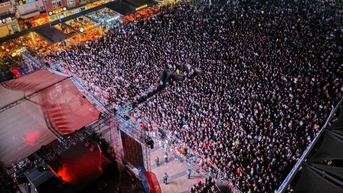 AYDIN'IN DÜŞMAN İŞGALİNDEN KURTULUŞUNUN 104. YIL DÖNÜMÜ, ATATÜRK KENT MEYDANI'NDA DÜZENLENEN KONSERLE COŞKUYLA KUTLANDI. ON BİNLERCE AYDINLI ELLERİNDE TÜRK BAYRAKLARIYLA KURTULUŞ COŞKUSUNA ORTAK OLURKEN, SEVİLEN SANATÇI POİZİ SESLENDİRDİĞİ ŞARKILARLA GECEYE RENK KATTI.