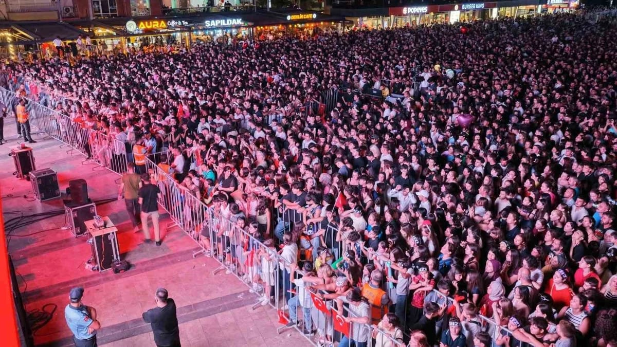 AYDIN'IN DÜŞMAN İŞGALİNDEN KURTULUŞUNUN 104. YIL DÖNÜMÜ, ATATÜRK KENT MEYDANI'NDA DÜZENLENEN KONSERLE COŞKUYLA KUTLANDI. ON BİNLERCE AYDINLI ELLERİNDE TÜRK BAYRAKLARIYLA KURTULUŞ COŞKUSUNA ORTAK OLURKEN, SEVİLEN SANATÇI POİZİ SESLENDİRDİĞİ ŞARKILARLA GECEYE RENK KATTI.