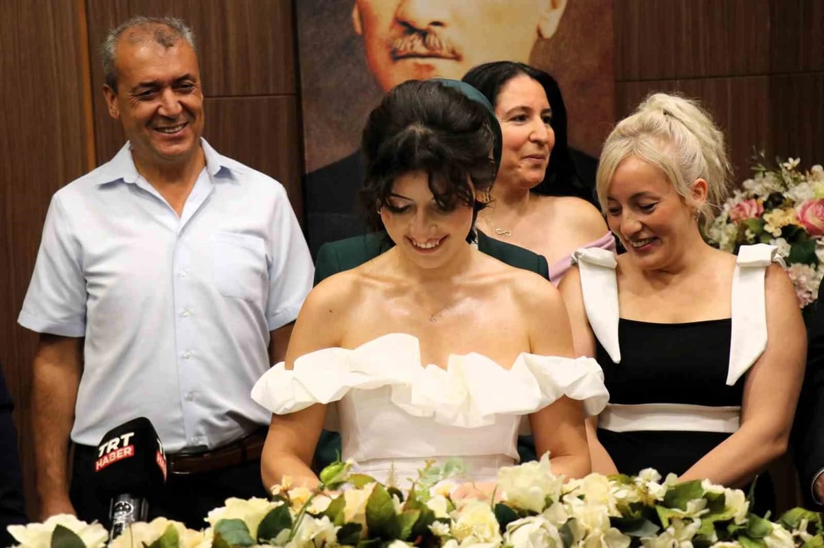 Bakan Göktaş, evlilik desteğinden yararlanan çiftin nikah şahidi oldu