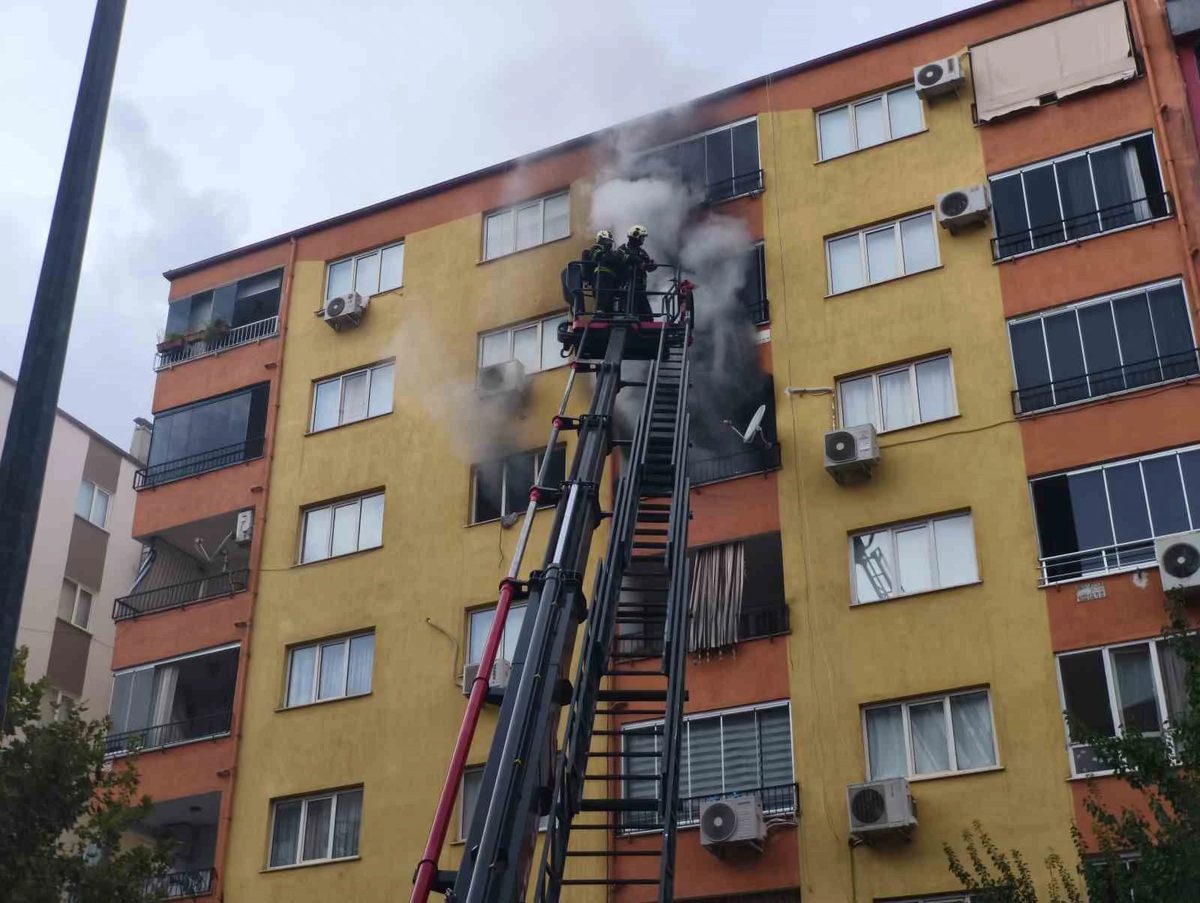 Denizli’de dairede çıkan yangında 1’i yatalak 2 kişi dumandan etkilendi
