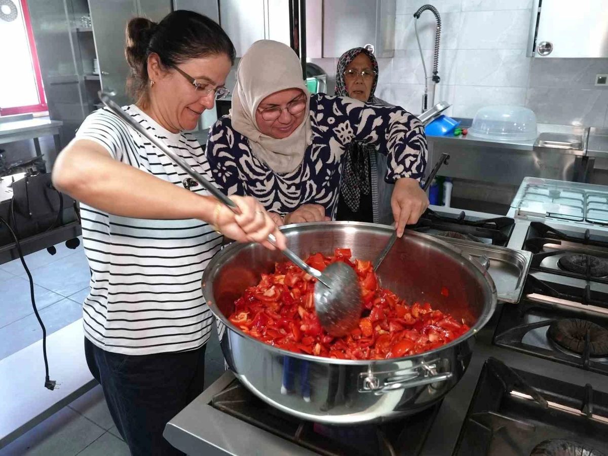Geleneksel tarhana atölyesine yoğun ilgi