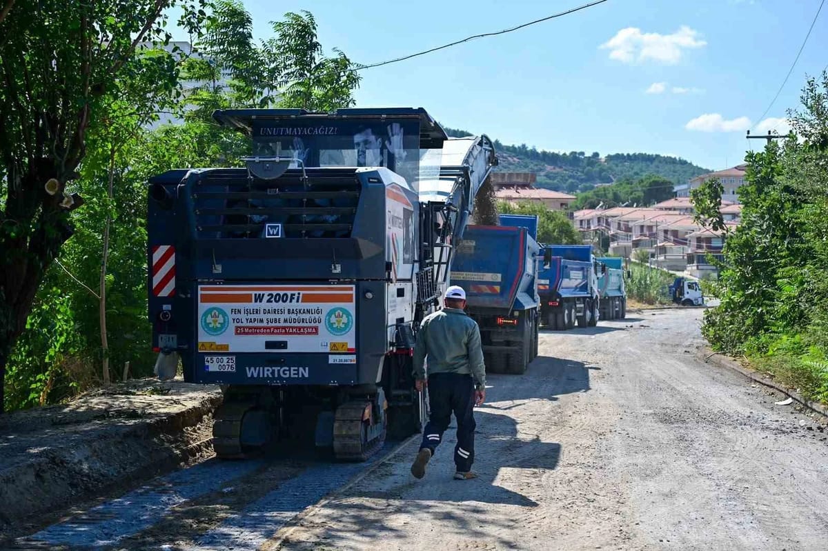 Gölmarmara NATO Caddesi’nde sıcak asfalt çalışması başladı