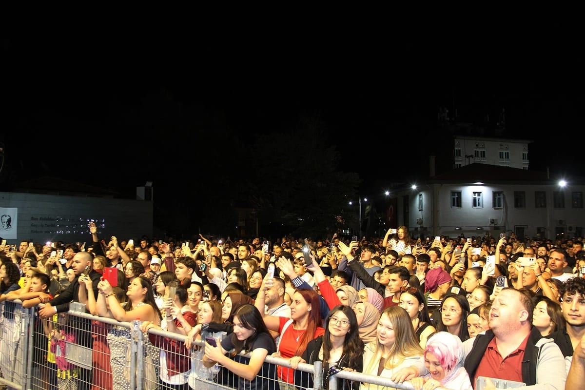 Kula, Ayna’nın şarkılarıyla coştu