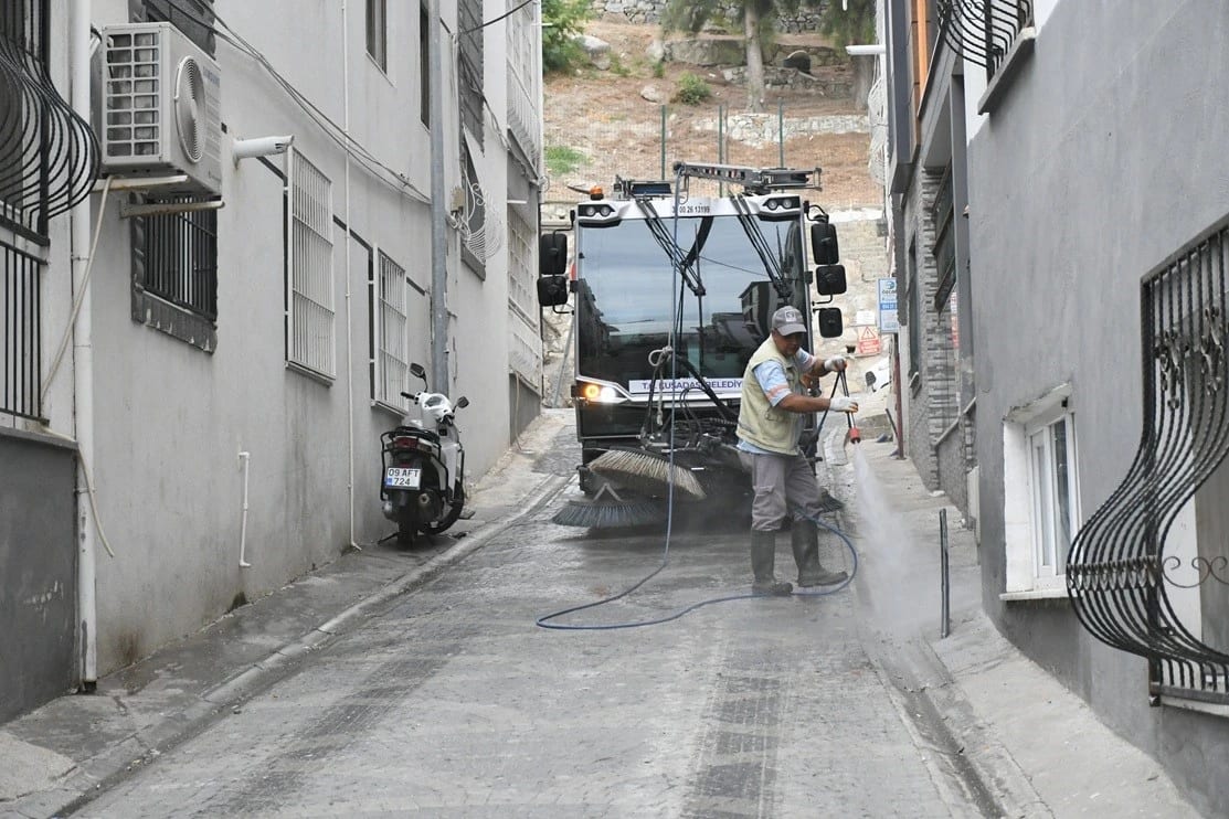 Kuşadası Belediyesi ekipleri ilçede çalışmalarını sürdürüyor