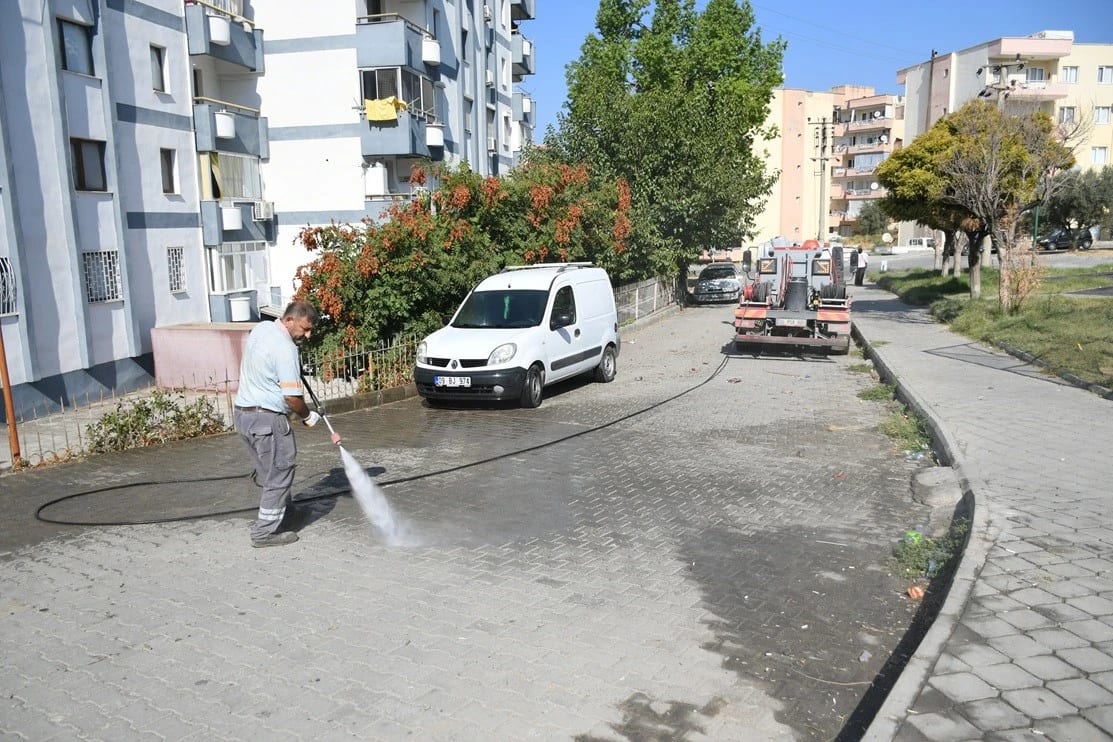 Kuşadası Belediyesi ekipleri ilçede çalışmalarını sürdürüyor