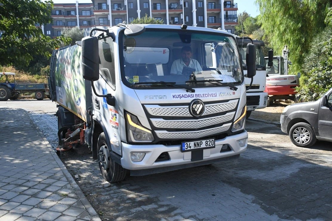 Kuşadası Belediyesi ekipleri ilçede çalışmalarını sürdürüyor