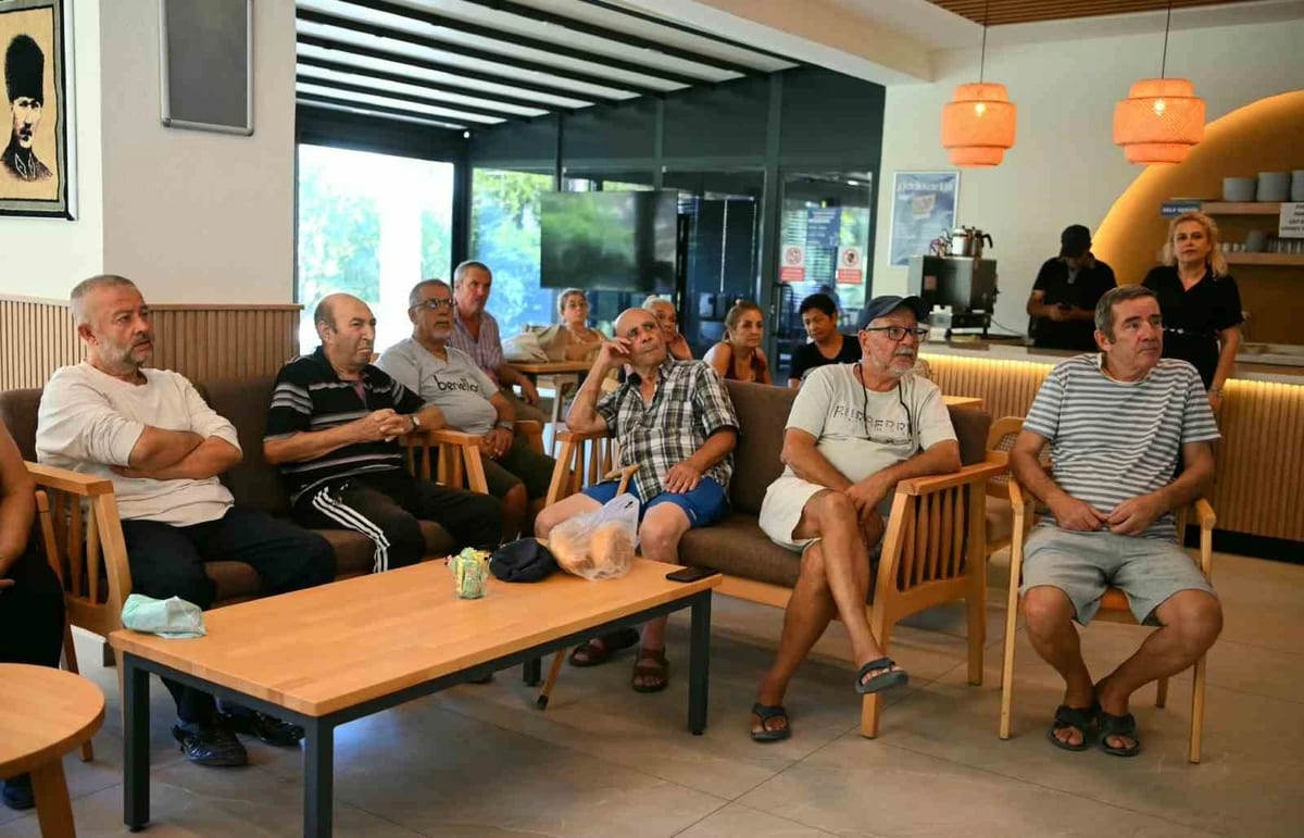 Kuşadası’nda yaşlı çınarlara sağlıklı gıda tüketimi anlatıldı