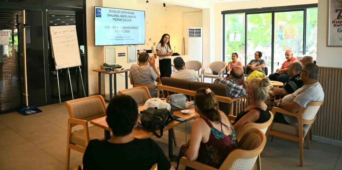 Kuşadası’nda yaşlı çınarlara sağlıklı gıda tüketimi anlatıldı