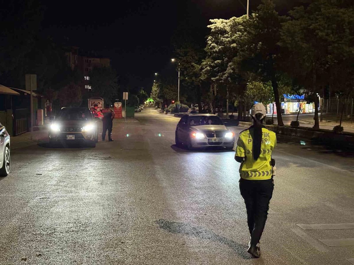 Polis ekiplerinin huzur ve güvenlik uygulamaları aralıksız sürüyor