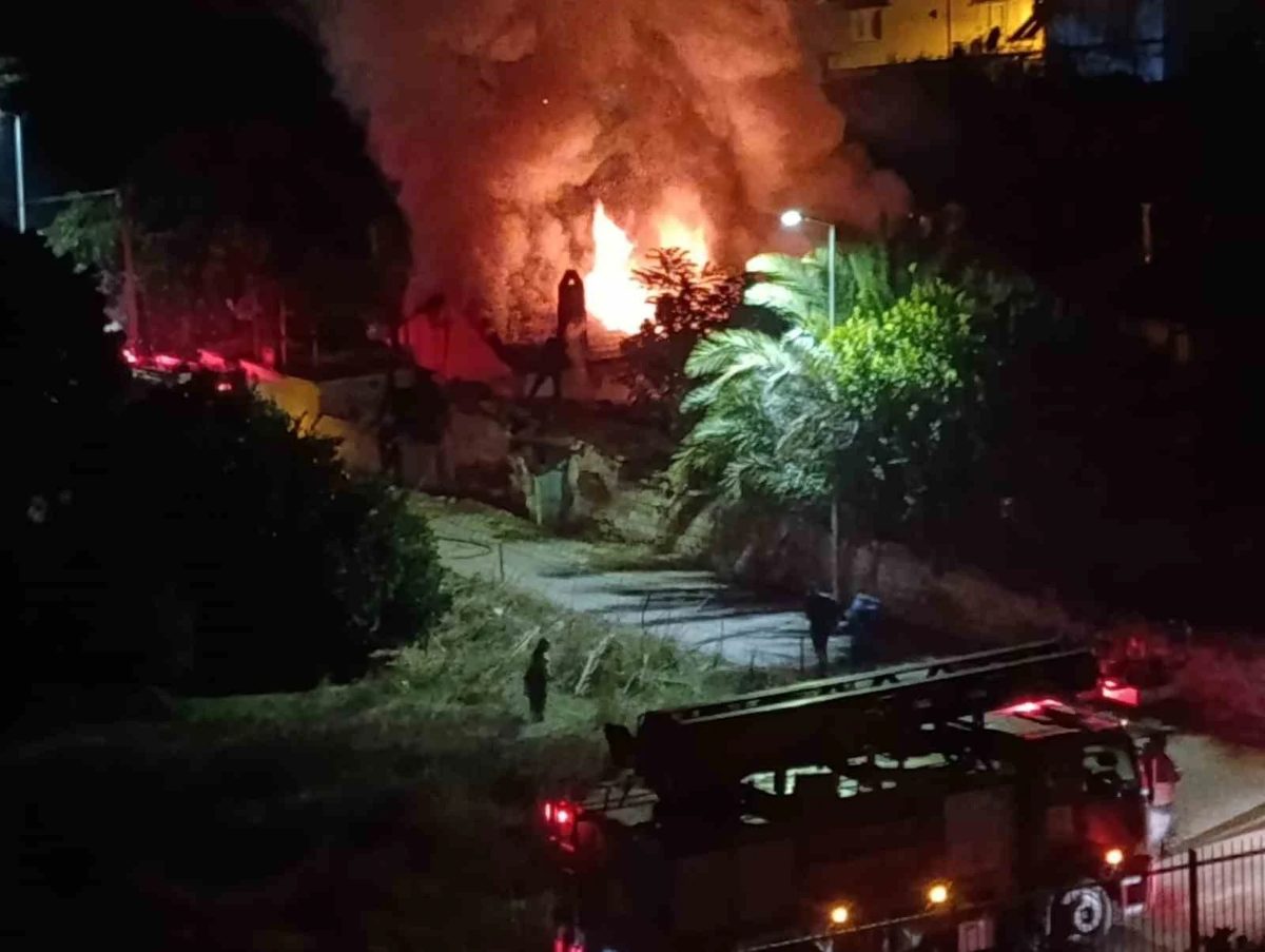 4 kişilik aile sobadan çıkan yangından zor kurtuldu, ev kullanılamaz hale geldi