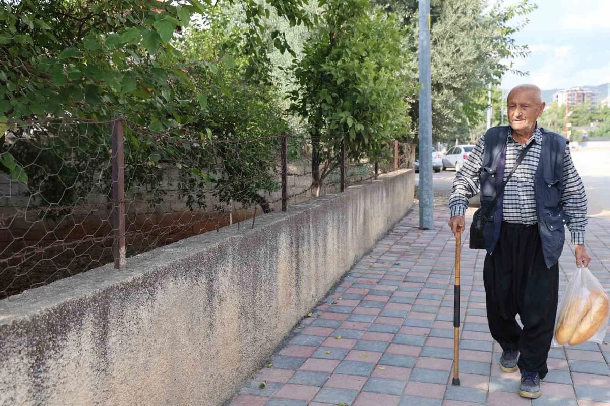 86 yaşında, her gün 8 kilometre yürüyor