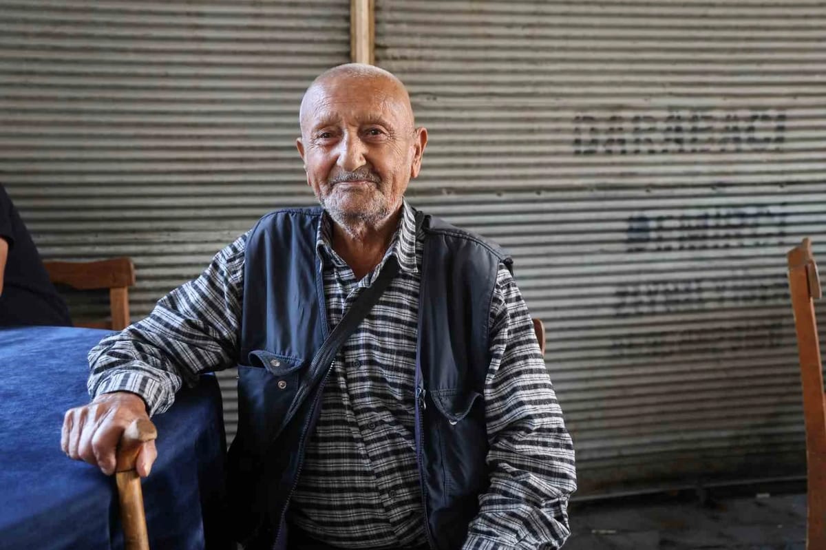 86 yaşında, her gün 8 kilometre yürüyor