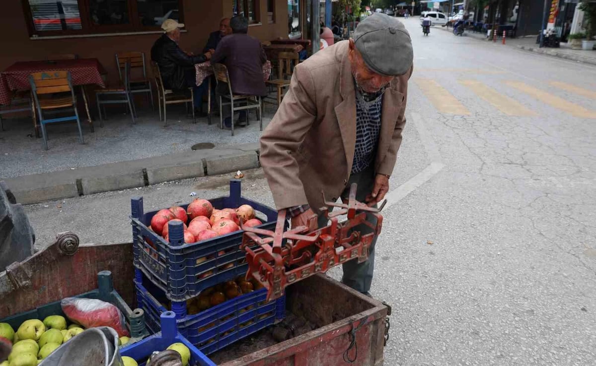 88 yaşındaki Ali Avşar, 69 yıllık traktörüyle üretmeye devam ediyor