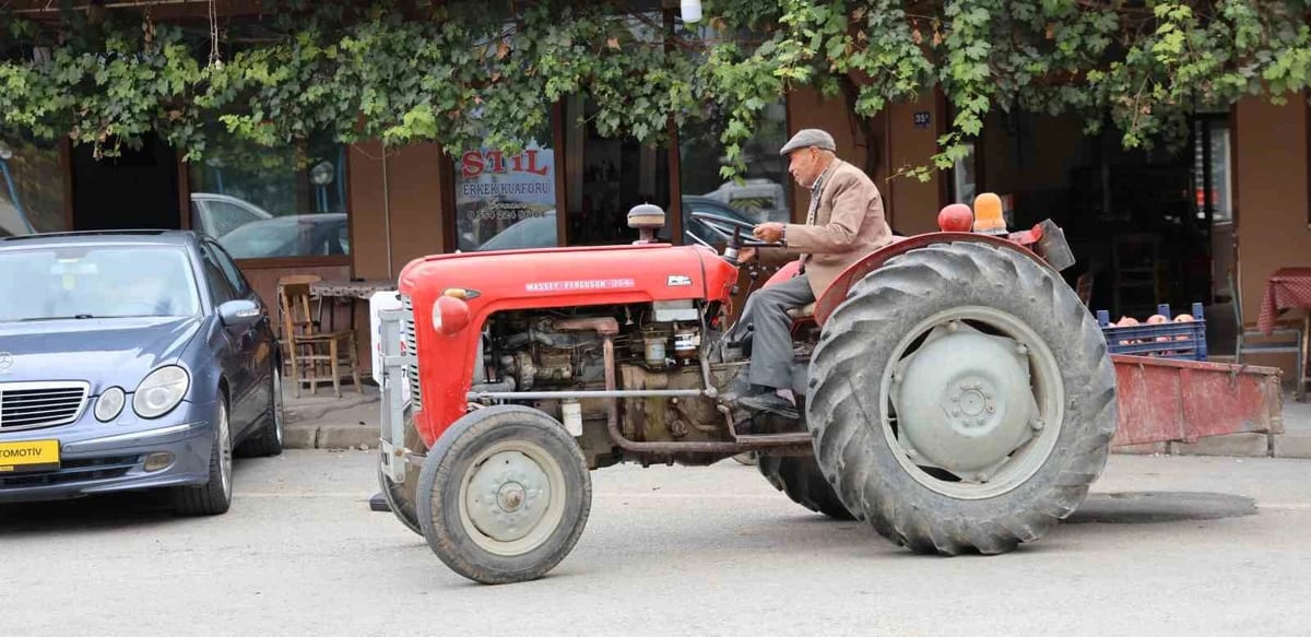 88 yaşındaki Ali Avşar, 69 yıllık traktörüyle üretmeye devam ediyor