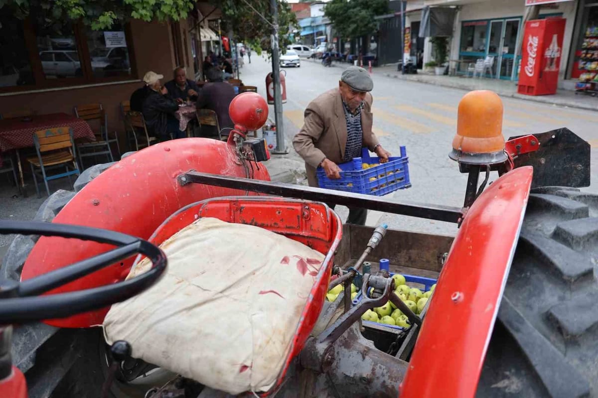 88 yaşındaki Ali Avşar, 69 yıllık traktörüyle üretmeye devam ediyor