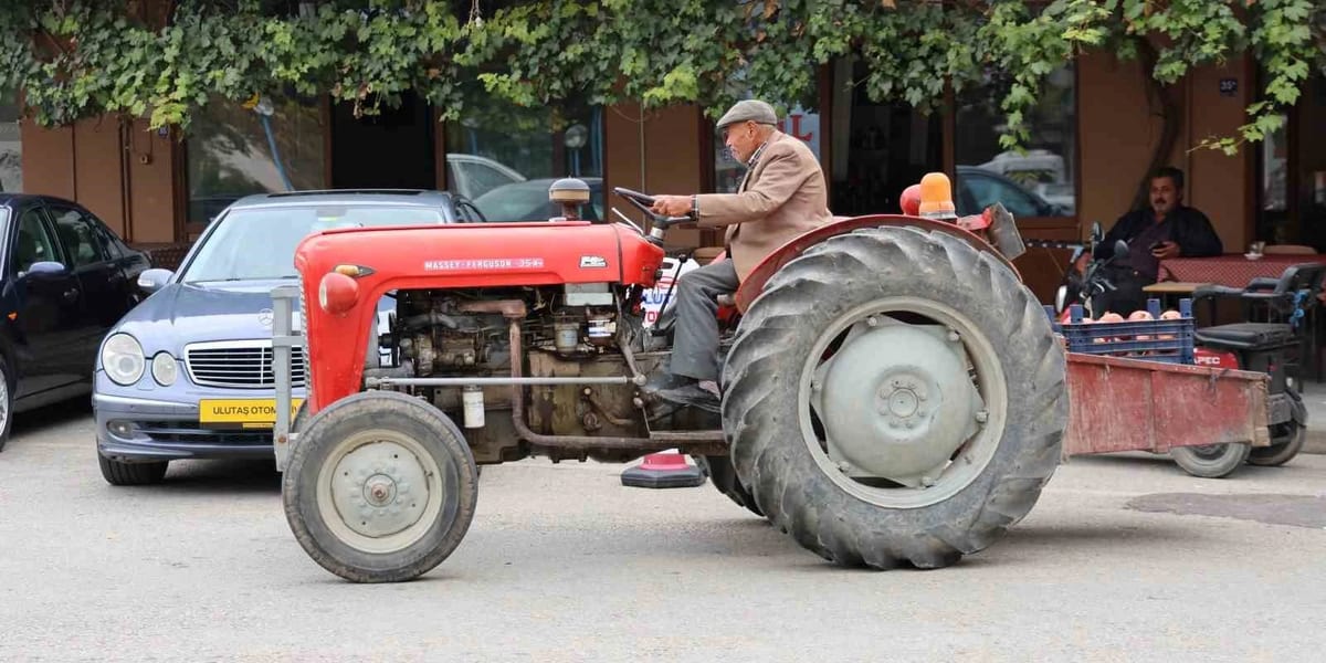 88 yaşındaki Ali Avşar, 69 yıllık traktörüyle üretmeye devam ediyor