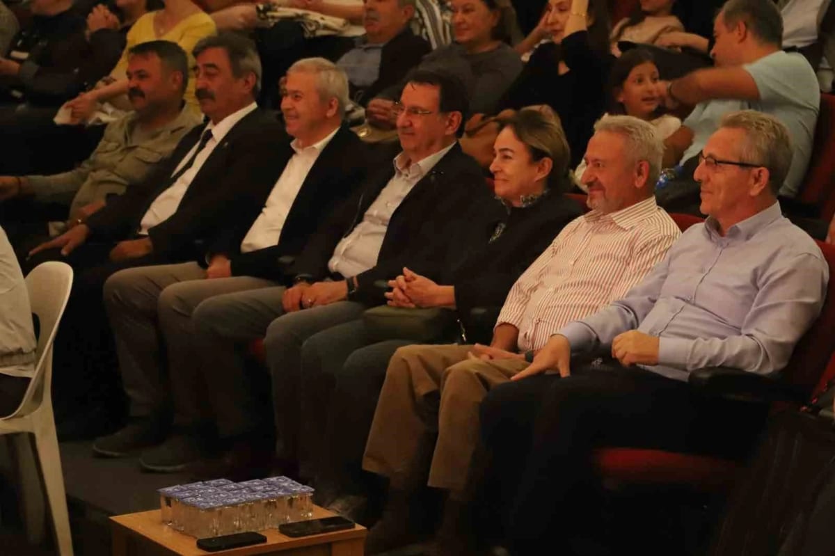 Abide-i Aşk oyunu Nazilli'de Milli Mücadele kadınlarını anlattı