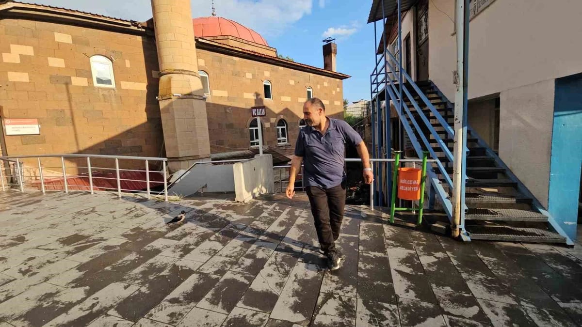 Adilcevaz’da kasap ile karga arasındaki sıra dışı dostluk görenleri gülümsetiyor