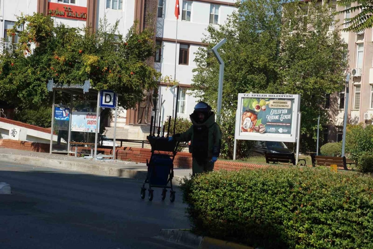 Adliye önündeki şüpheli paket fünye ile patlatıldı