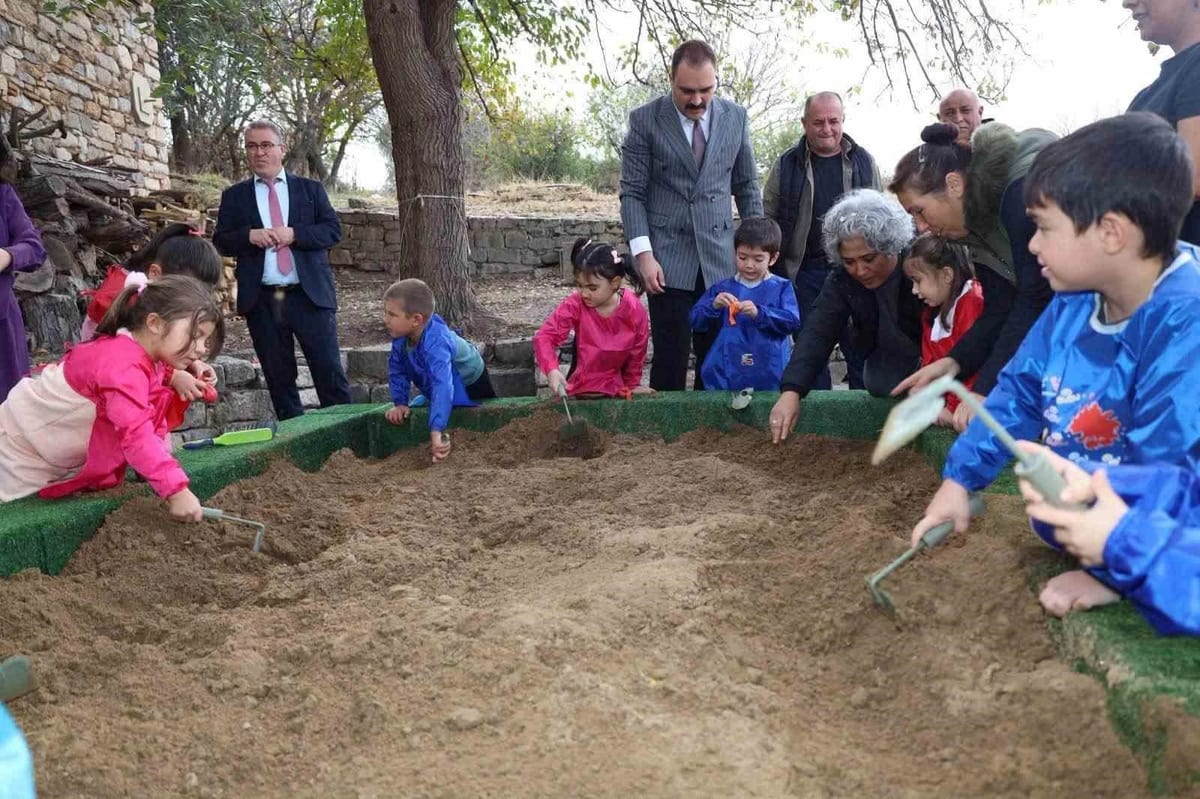 Afrodisias Antik Kenti çocuklar için açık hava atölyesine dönüştü