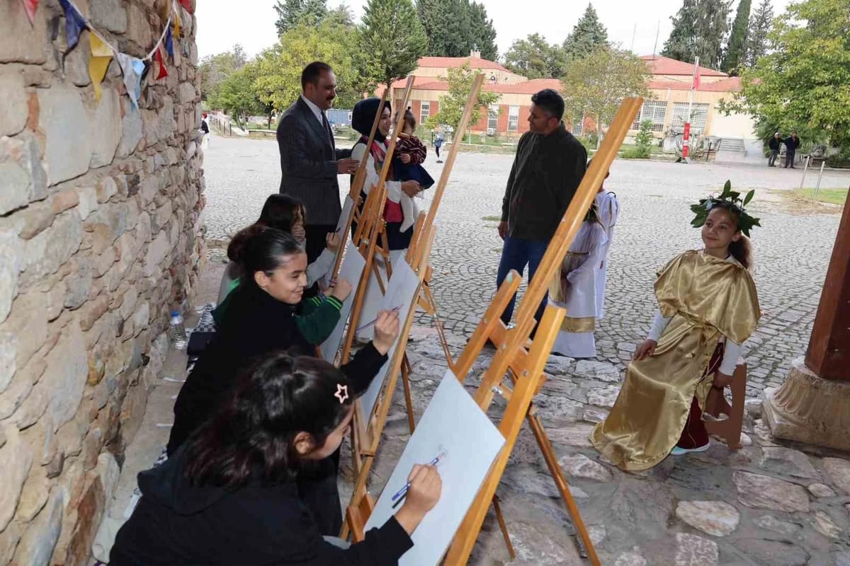 Afrodisias Antik Kenti çocuklar için açık hava atölyesine dönüştü