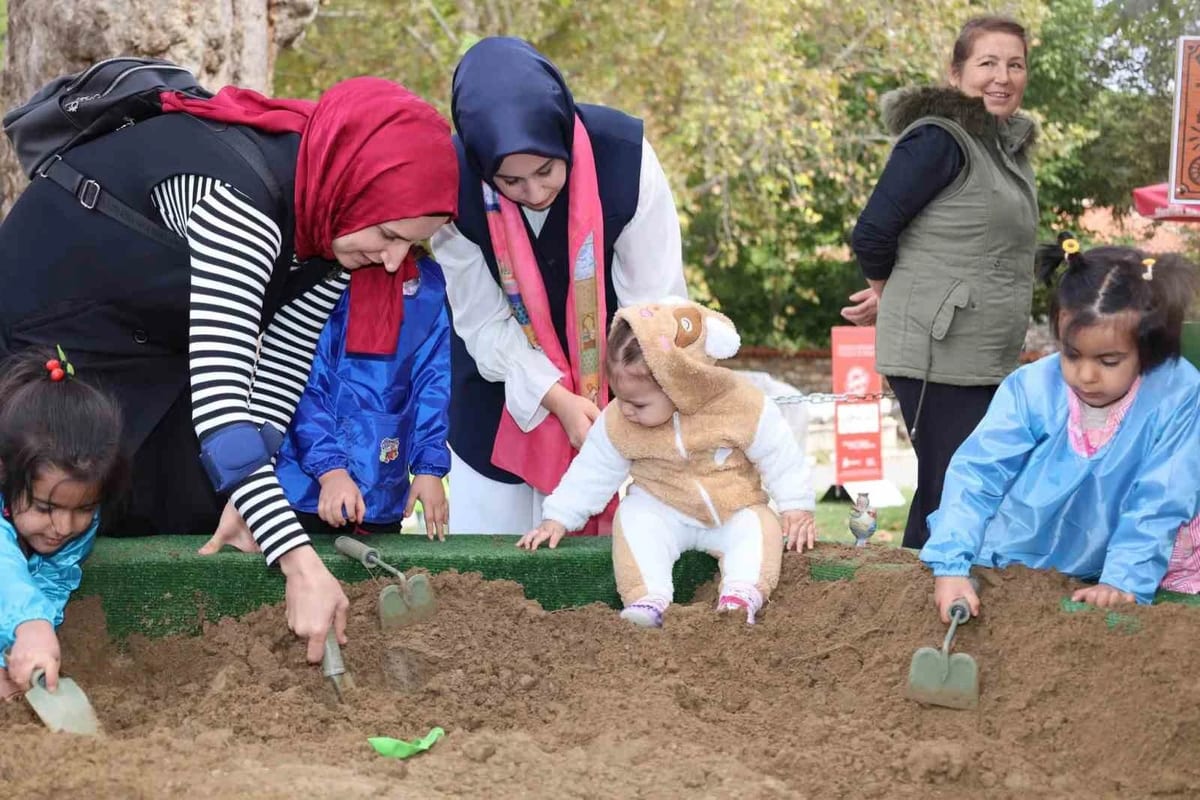 Afrodisias Antik Kenti çocuklar için açık hava atölyesine dönüştü