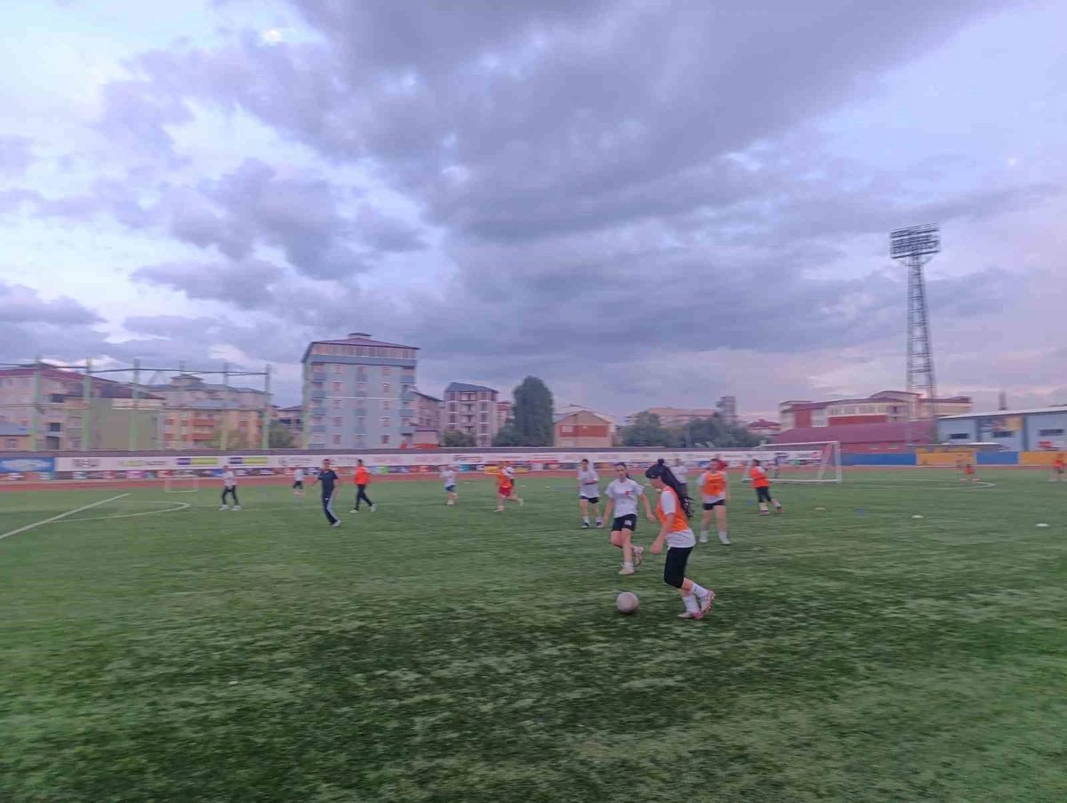 Ağrı Kadın Futbol Takımı, Vali Bozkurt’un desteğiyle 1. Lig hedefliyor