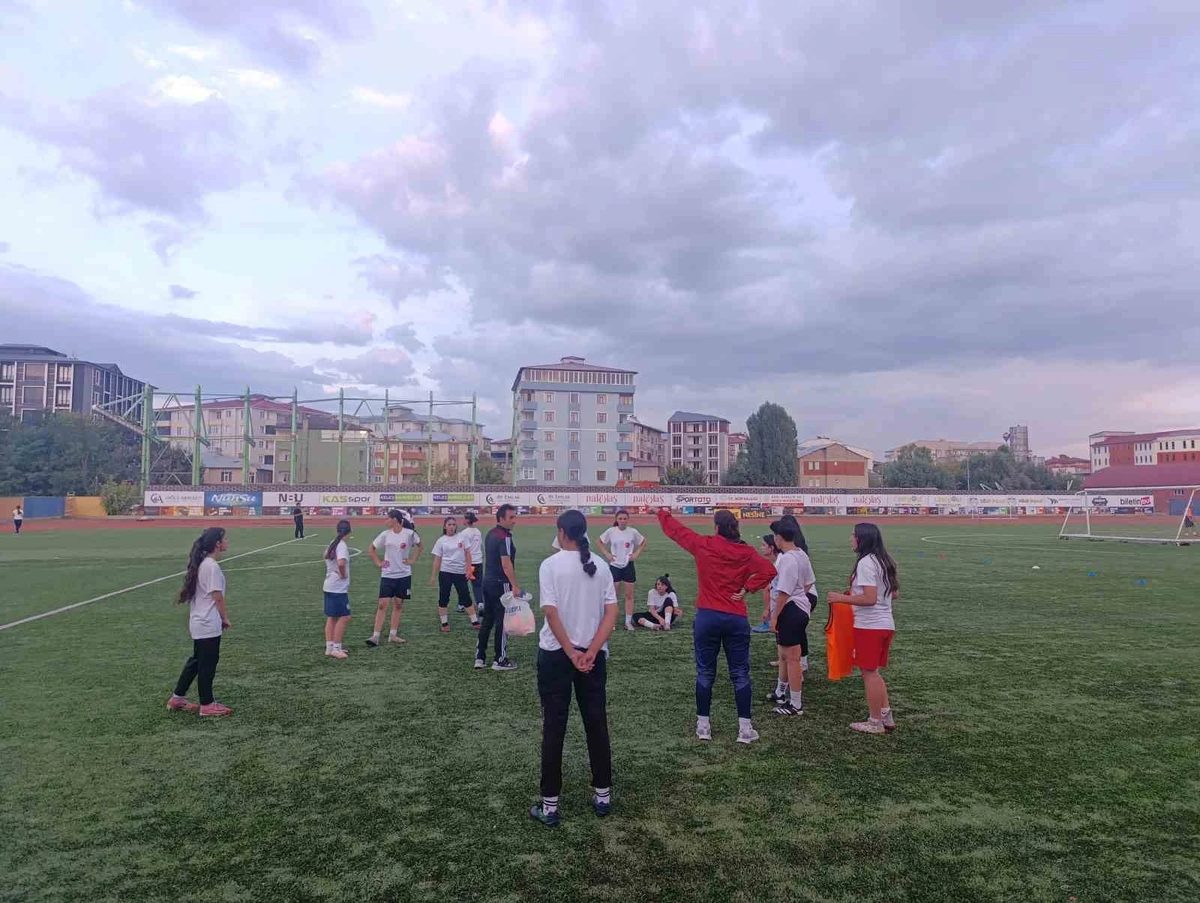 Ağrı Kadın Futbol Takımı, Vali Bozkurt’un desteğiyle 1. Lig hedefliyor