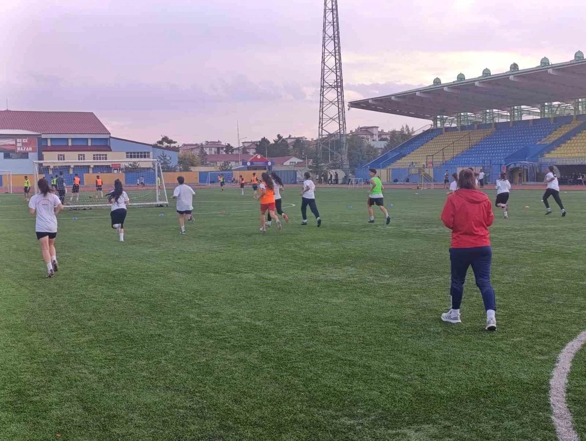 Ağrı Kadın Futbol Takımı, Vali Bozkurt’un desteğiyle 1. Lig hedefliyor