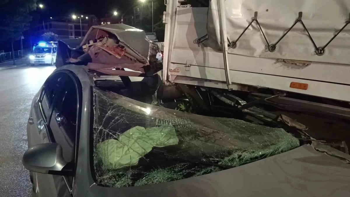 Amasya’da kamyonete çarpan otomobil hurdaya döndü: 1 yaralı