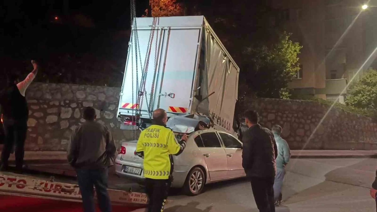 Amasya’da kamyonete çarpan otomobil hurdaya döndü: 1 yaralı