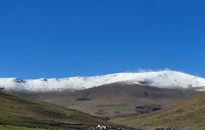 Ardahan’a mevsimin ilk karı yağdı, Kısır Dağı’nın zirvesi beyaza büründü