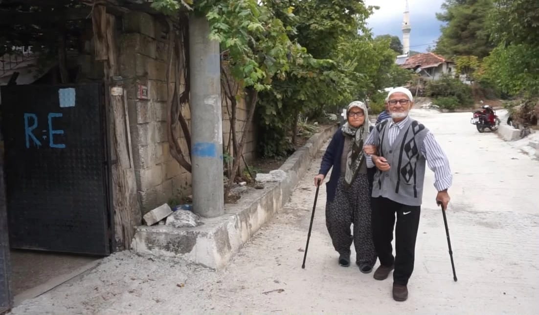 Aşkları Cumhuriyet’in ilk yıllarına dayanıyor: 95 yaşındaki çift, 72 yıllık evliliğiyle yıllara meydana okuyor