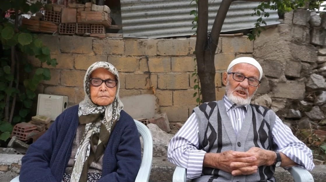 Aşkları Cumhuriyet’in ilk yıllarına dayanıyor: 95 yaşındaki çift, 72 yıllık evliliğiyle yıllara meydana okuyor