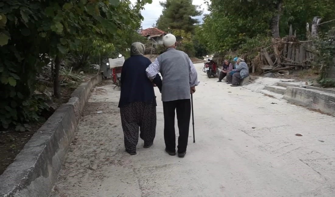 Aşkları Cumhuriyet’in ilk yıllarına dayanıyor: 95 yaşındaki çift, 72 yıllık evliliğiyle yıllara meydana okuyor