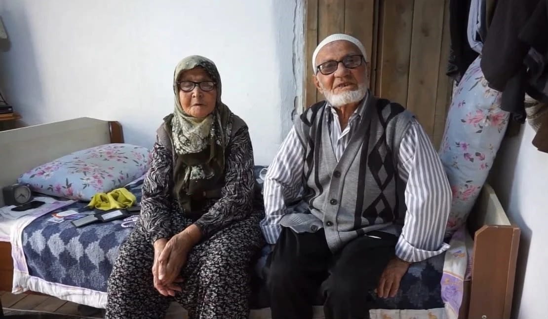 Aşkları Cumhuriyet’in ilk yıllarına dayanıyor: 95 yaşındaki çift, 72 yıllık evliliğiyle yıllara meydana okuyor