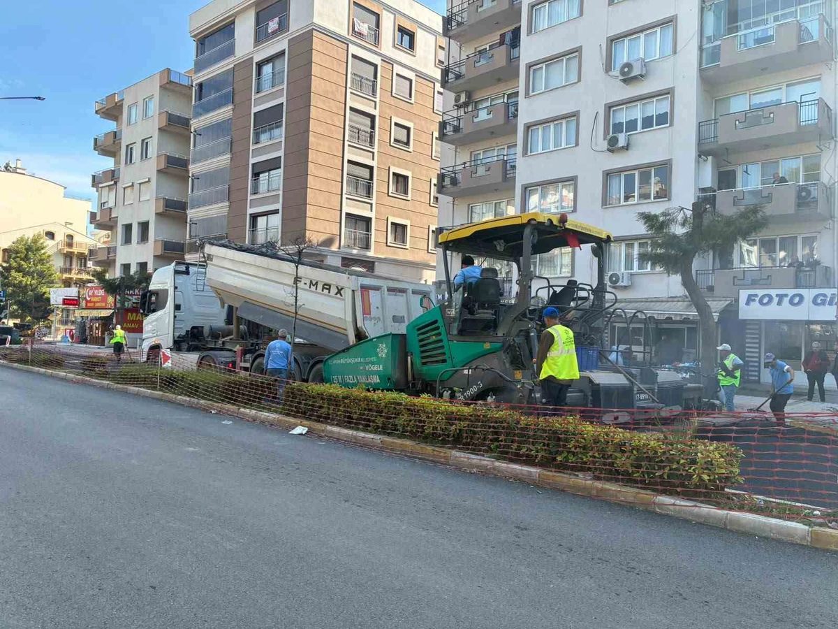 Aydın Büyükşehir 17 ilçede eş zamanlı yol çalışmalarını sürdürüyor