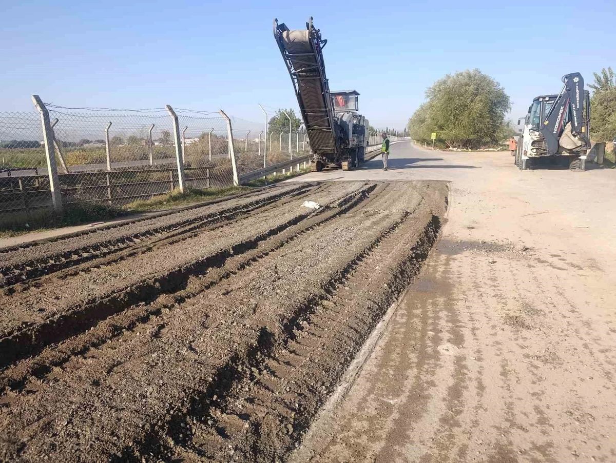 Aydın Büyükşehir 17 ilçede eş zamanlı yol çalışmalarını sürdürüyor