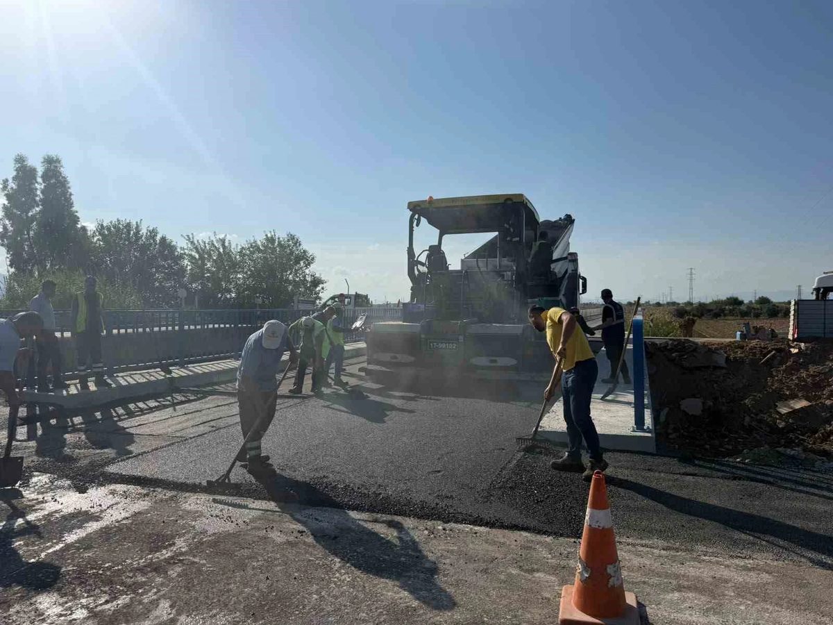 Aydın Büyükşehir 17 ilçede eş zamanlı yol çalışmalarını sürdürüyor