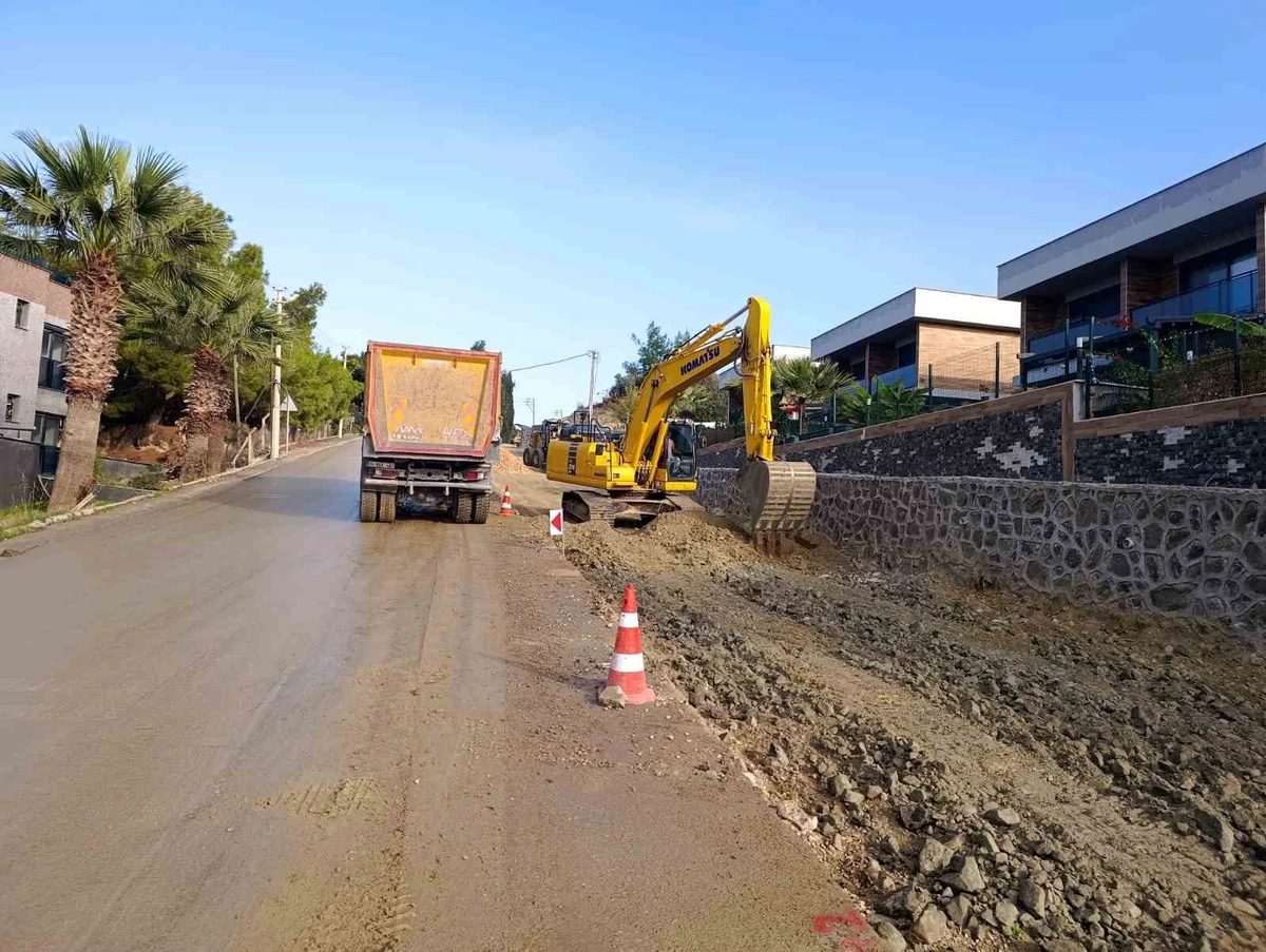 Aydın Büyükşehir 17 ilçede eş zamanlı yol çalışmalarını sürdürüyor