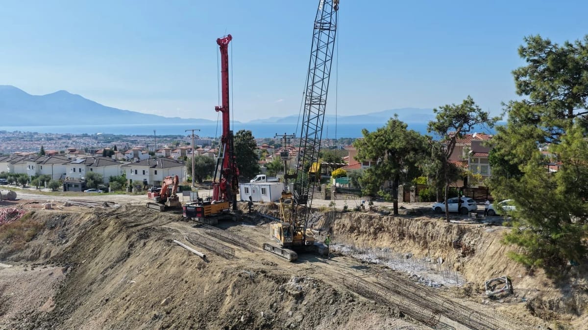 Aydın Büyükşehir, Kuşadası Soğucak’ta yol genişletip iksa yapıyor