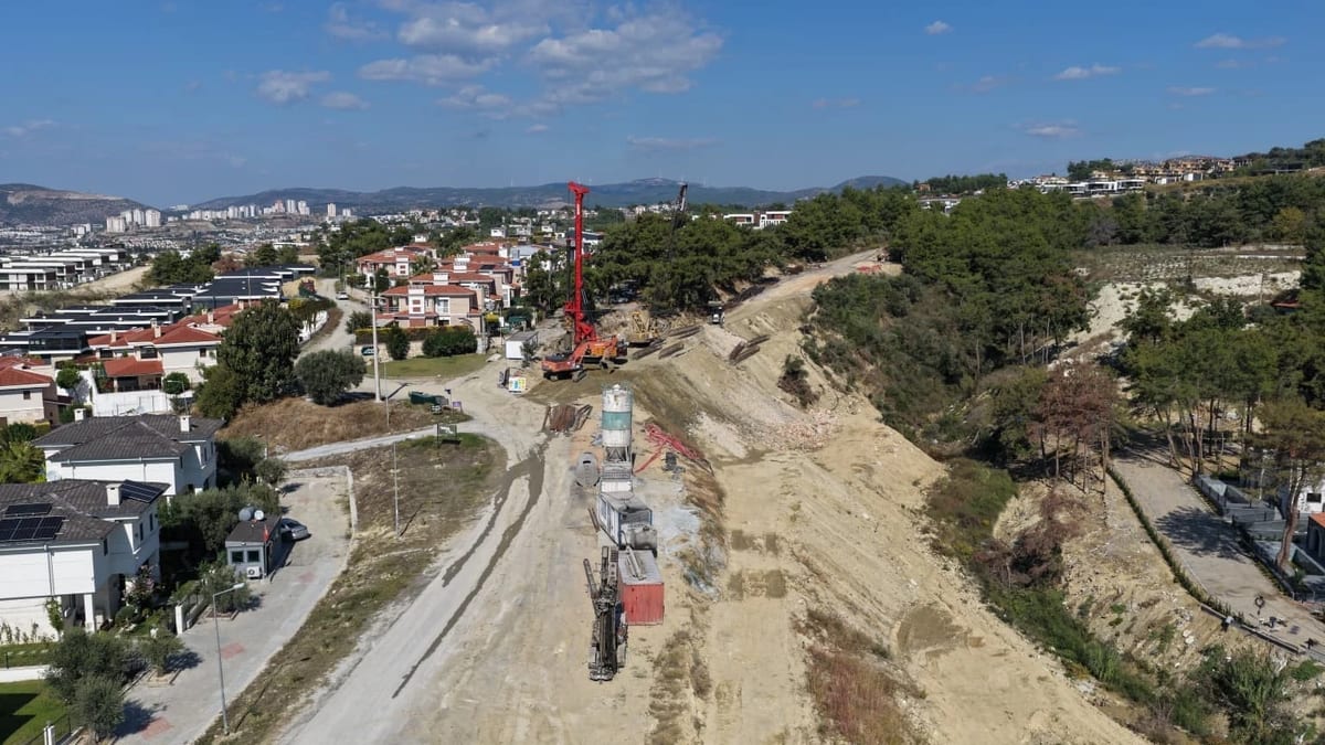 Aydın Büyükşehir, Kuşadası Soğucak’ta yol genişletip iksa yapıyor