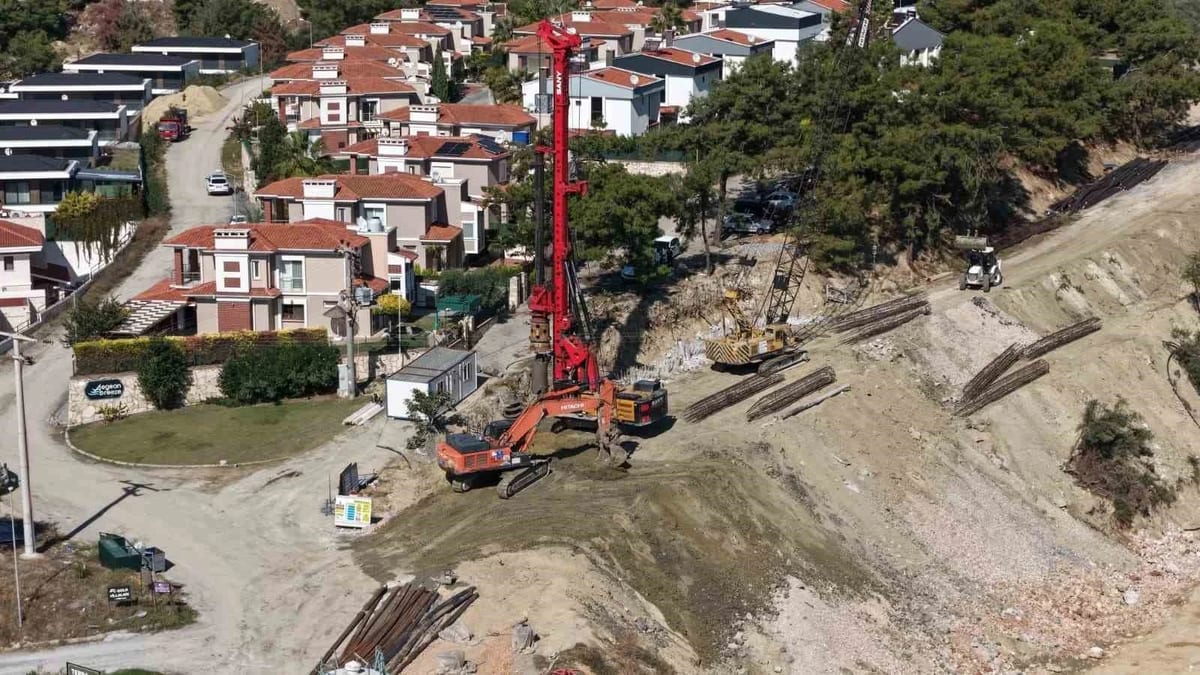Aydın Büyükşehir, Kuşadası Soğucak’ta yol genişletip iksa yapıyor