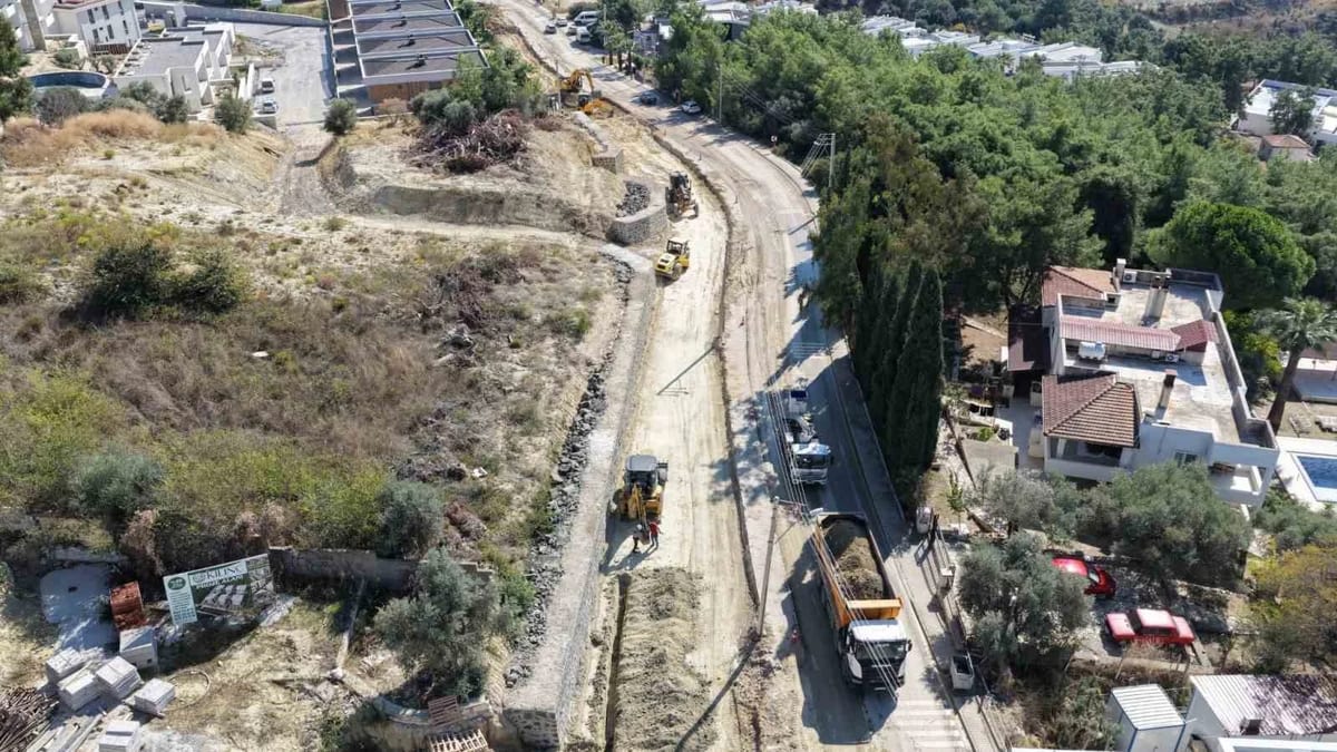 Aydın Büyükşehir, Kuşadası Soğucak’ta yol genişletip iksa yapıyor