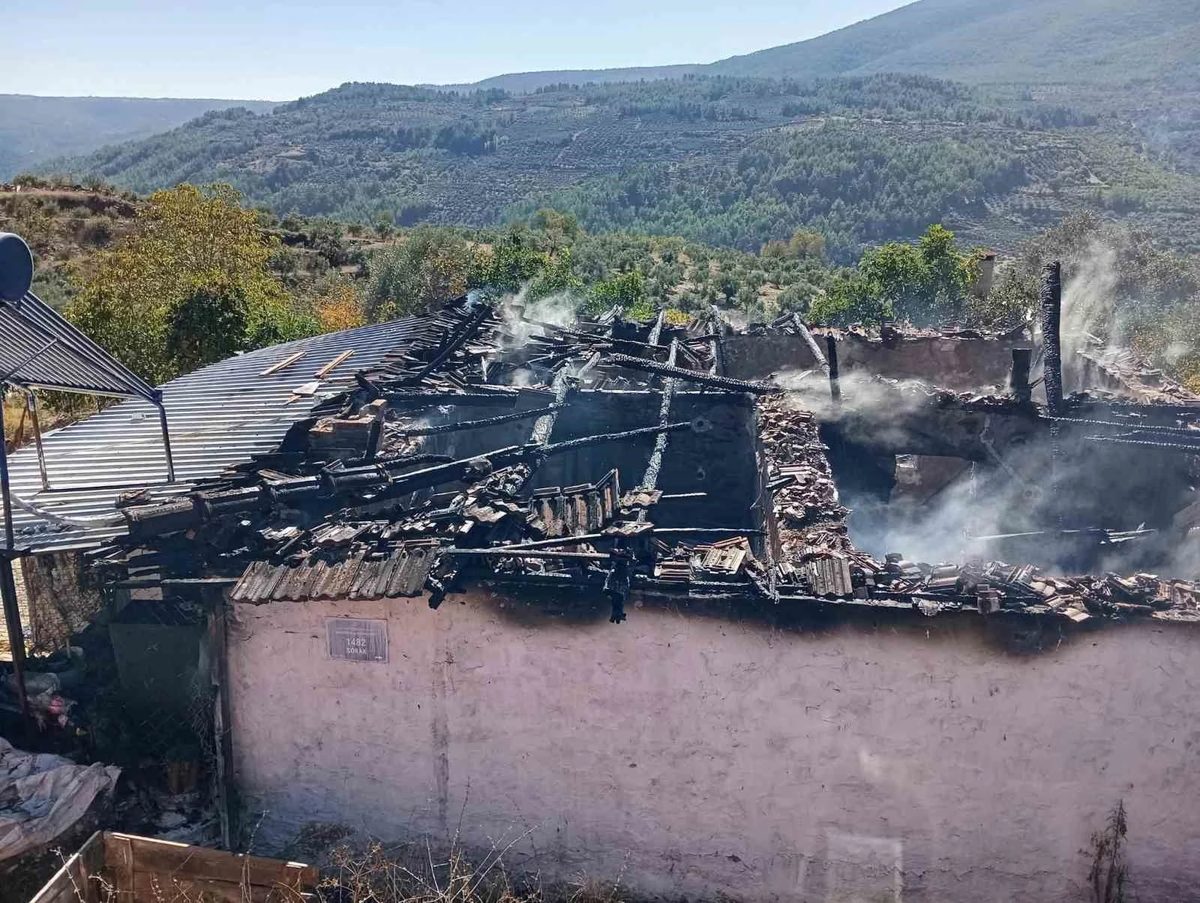 Aydın’da çıkan yangında bir ev küle döndü