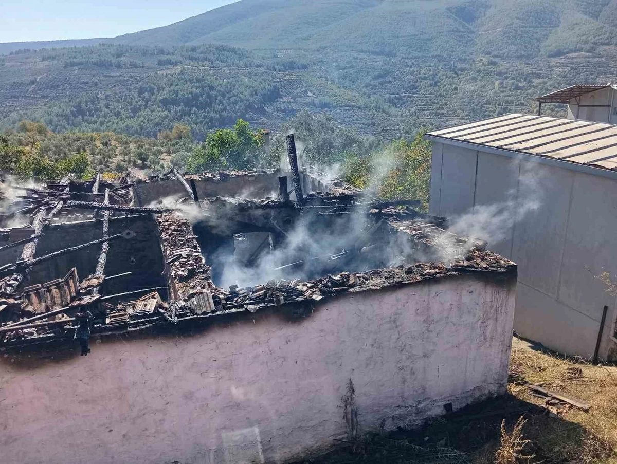 Aydın’da çıkan yangında bir ev küle döndü