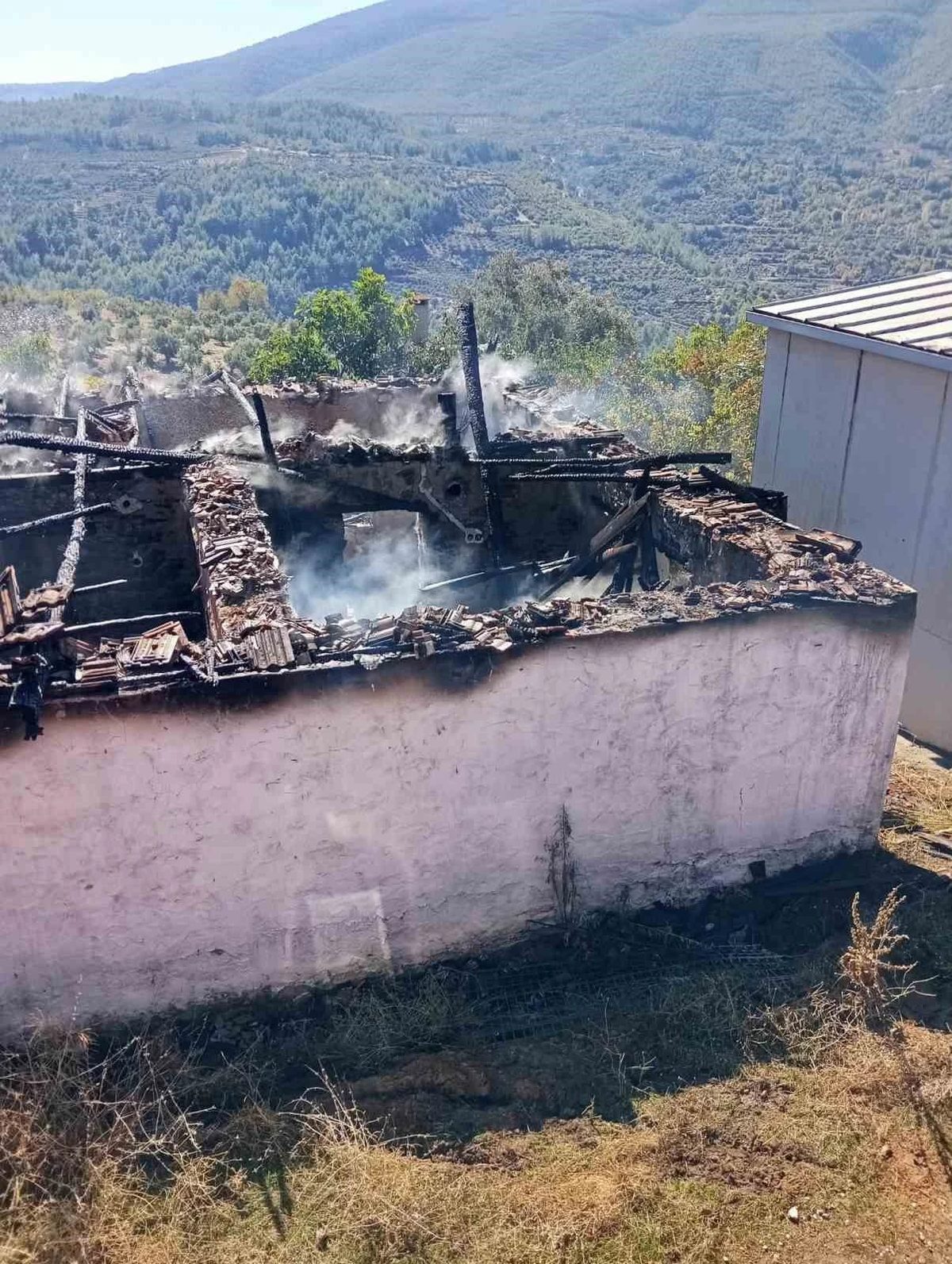 Aydın’da çıkan yangında bir ev küle döndü