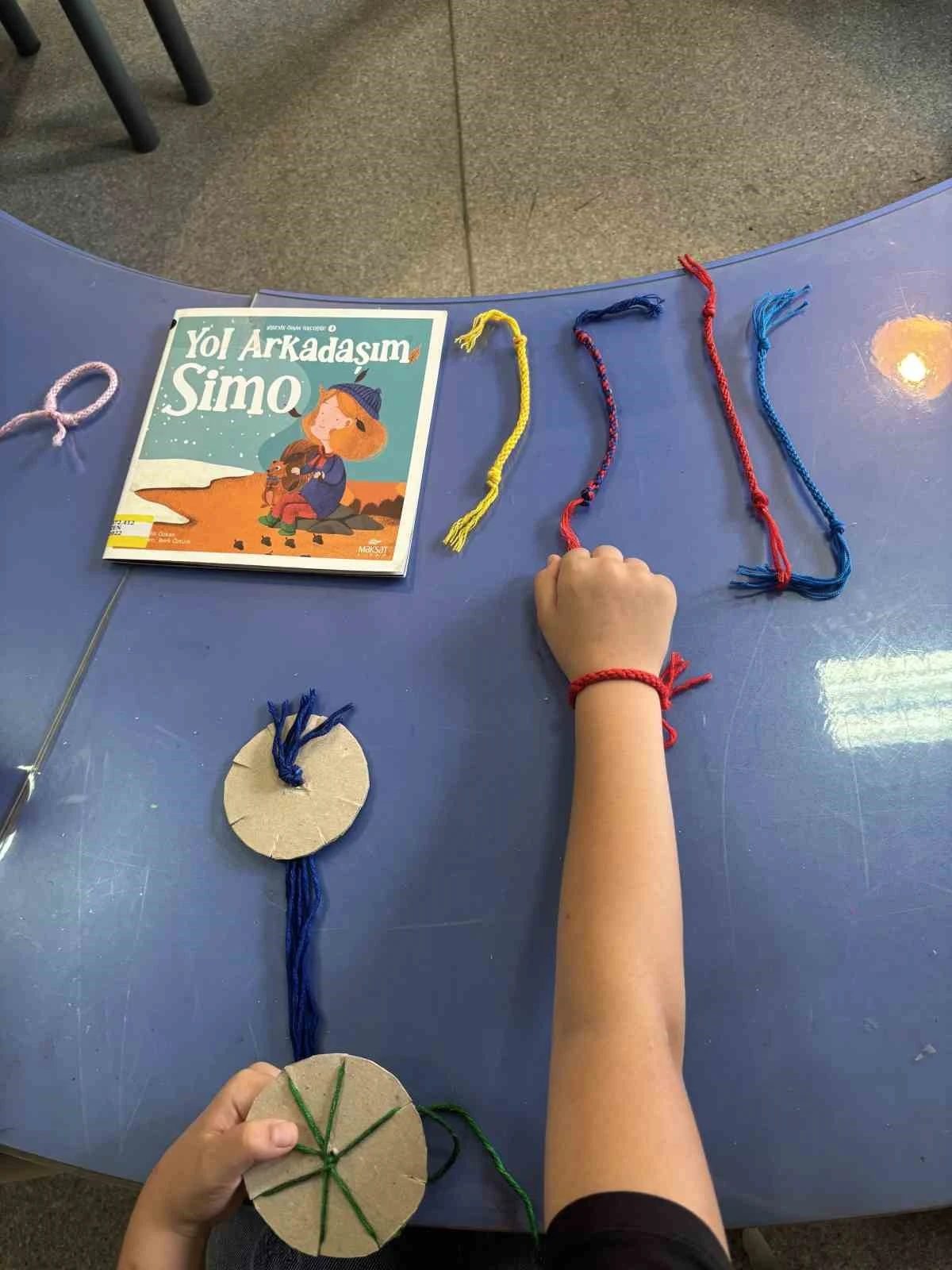 Aydın’da çocuklar kitap okudu, arkadaşlık bileklikleri tasarladı
